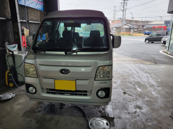 スバルサンバーバン　タイヤ交換