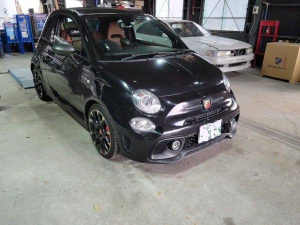 アバルト595　フロントストラットブレース取り付け