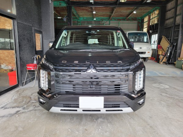 三菱　デリカＤ：５　リヤルーフスポイラー取り付け